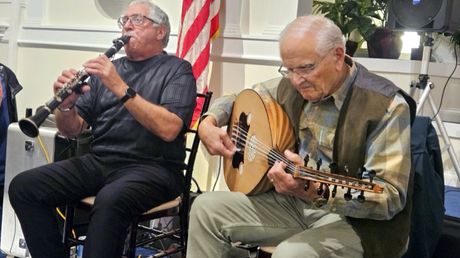 Clarinet and oud players performing live